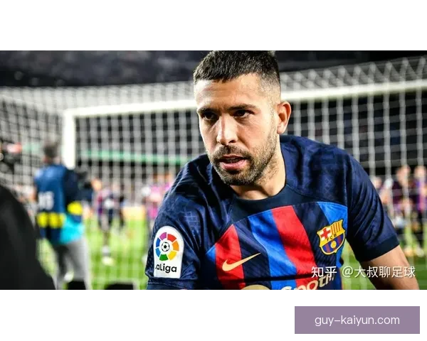 阿尔巴在左后卫位置的表现持续稳定，展现出强大的竞争力。