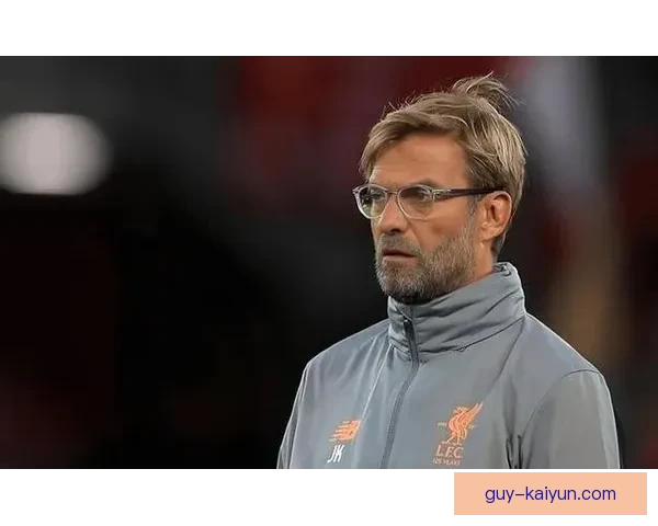 克洛普执教风格以高位逼抢与快速转换为核心，强调团队激情与战术纪律